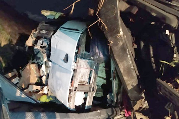 Motorista morre após carreta com melancia e melão tombar na BR146, em Serra do Salitre