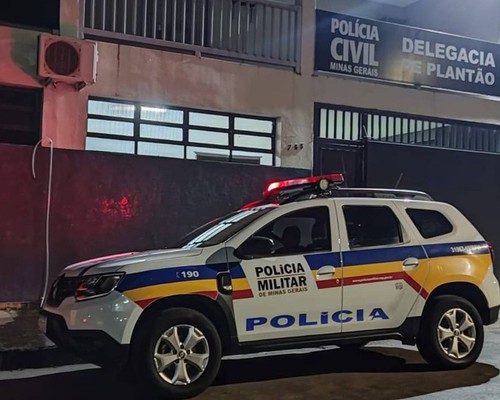 Homem observa senha, engana moradora para entrar em prédio e furta capacete
