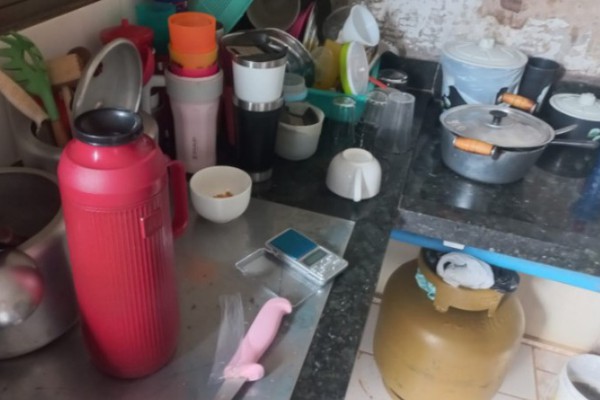 PM prende jovem após encontrar 36 pedras de crack em cozinha e R$ 2 mil em Lagoa Formosa