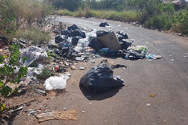 Lixo se acumula ao lado da avenida Marabá e moradores cobram providências e mais respeito