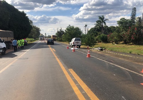 Motociclista morre após tentar ultrapassar carreta e atingir carro, na BR365