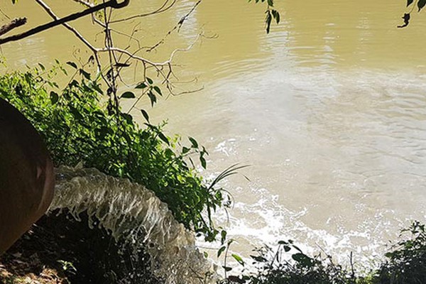 Morador volta a flagrar elevatória da Copasa despejando esgoto nas águas do Rio Paranaíba