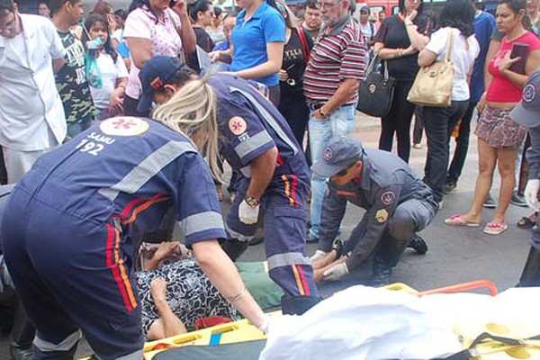 Senhora avança sinal e é atropelada por motociclista inabilitado no centro de Patos de Minas