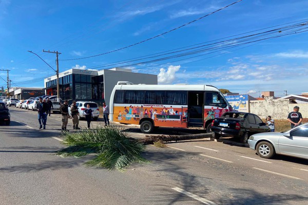 Micro-ônibus de consórcio de saúde desce sozinho, provoca acidente e deixa feridos em Patos de Minas