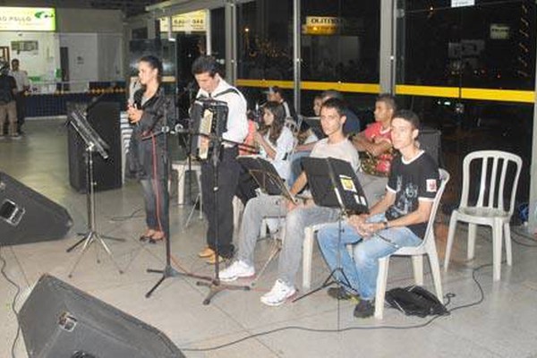 Pró-Orquestra recebe passageiros com música no Terminal Rodoviário de Patos e Minas