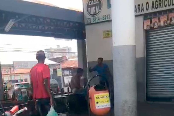 Mulher que tem causado terror no Mercado Municipal volta a ser presa por furtar aposentado