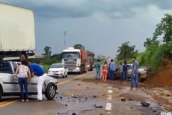 Batida de frente entre dois veículos deixa quatro pessoas feridas na BR 354 em Rio Paranaíba