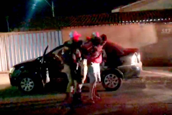 Motorista embriagado é retirado de carro e preso após provocar acidentes e arrancar sinalização