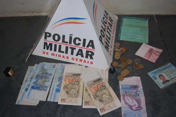 PM prende tio e sobrinho com droga na Praça Principal de Presidente Olegário