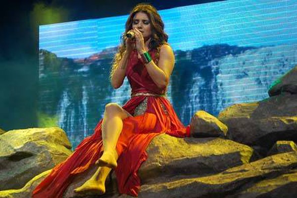 Paula Fernandes canta para o maior público de todas as Fenamilhos, mas não empolga
