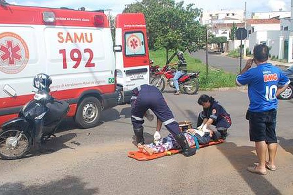 Motociclista fica ferida em acidente com carro na avenida Padre Almir