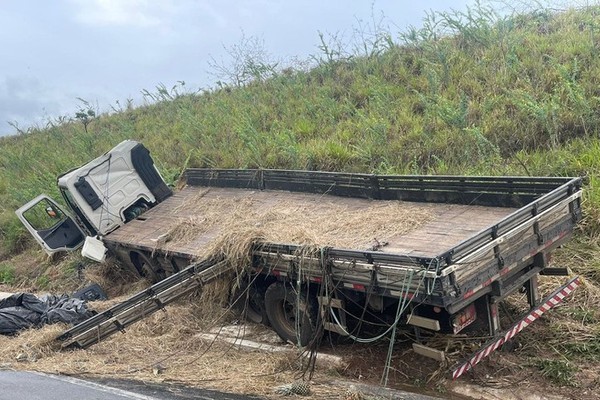 Caminhão carregado de abacaxis sai da pista perto de Catiara e espalha carga na rodovia