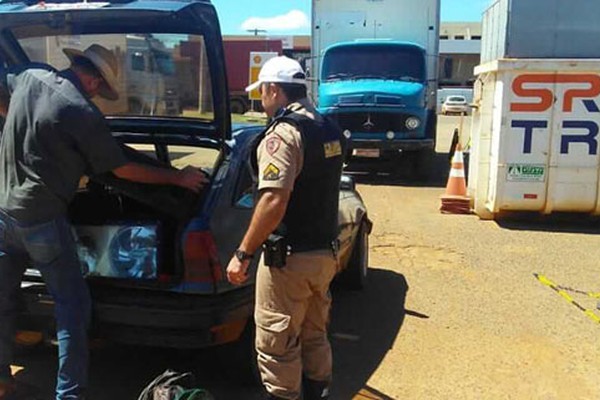 PM Rodoviária encontra munições dentro de carro e prende motorista na BR354