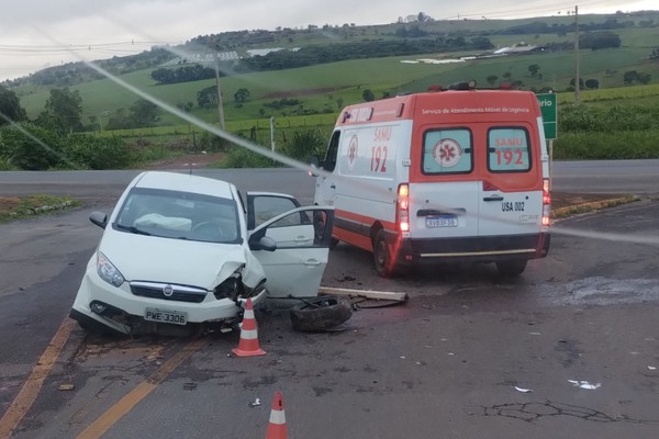 Jovens ficam feridas após carro bater contra meio-fio na MGC354; condutor fugiu mas foi identificado