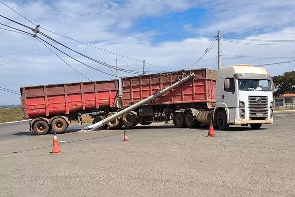 Fiação cai sobre carreta após batida em poste e mobiliza equipes de emergência, em Patos de Minas
