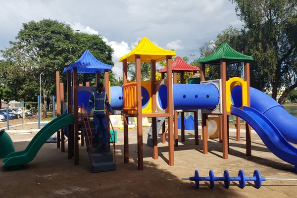 Parquinhos infantis começam a ser instalados em praças e parques de Patos de Minas