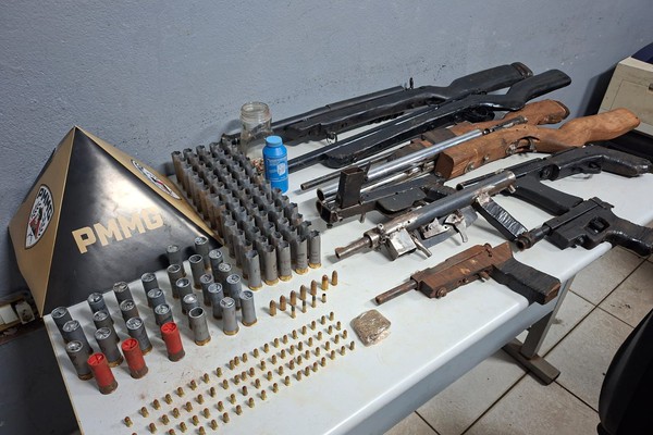 PM apreende arsenal de armas artesanais durante investigação de tentativa de homicídio em Patos de Minas