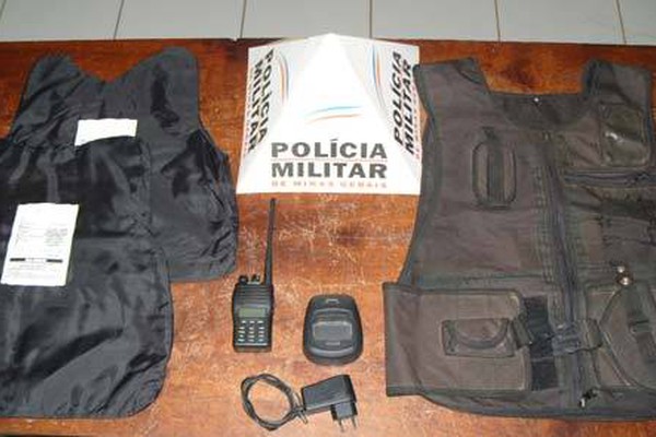 Quadrilha é presa com colete e rádio após assalto em Carmo do Paranaíba