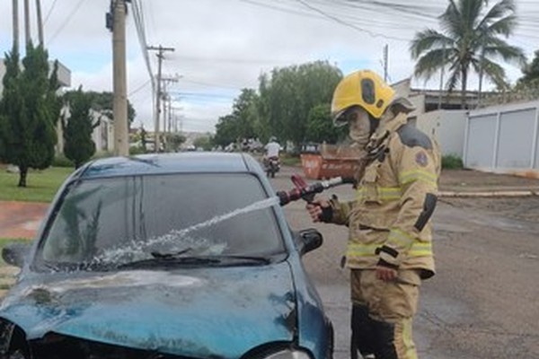 Bombeiros apagam chamas de carro incendiado criminosamente em Patos de Minas