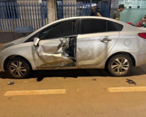 Motorista perde o controle de carro, atinge veículo estacionado e acaba na delegacia em Patos de Minas