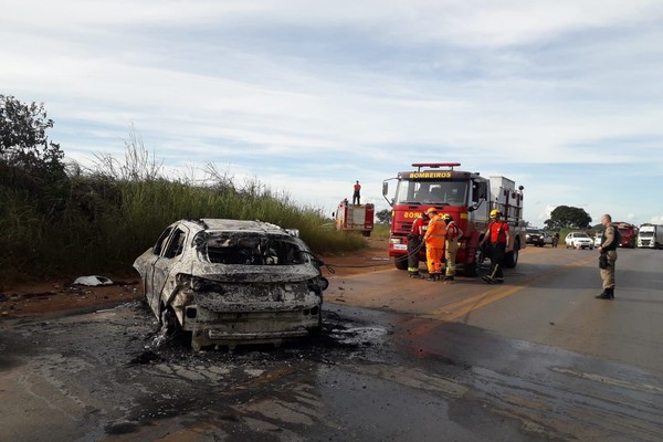 Acidente entre carro e carreta deixa duas pessoas feridas e veículo destruído pelas chamas na BR-365
