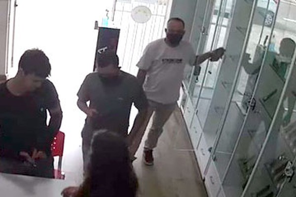 Vídeo mostra “cliente” furtando celular em loja no Centro de Patrocínio; VEJA