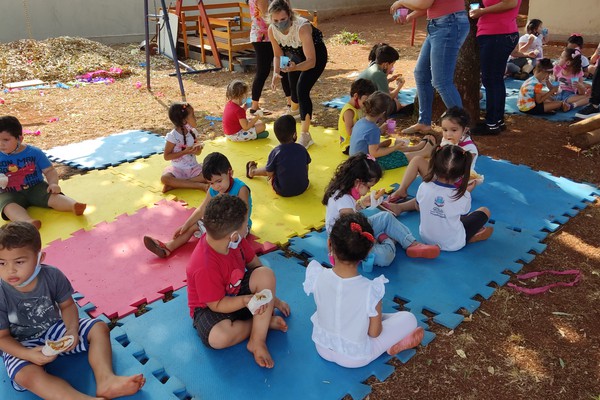 Motociclistas realizam ação para comemorar o dia das crianças em centro de Educação Infantil de Patos de Minas