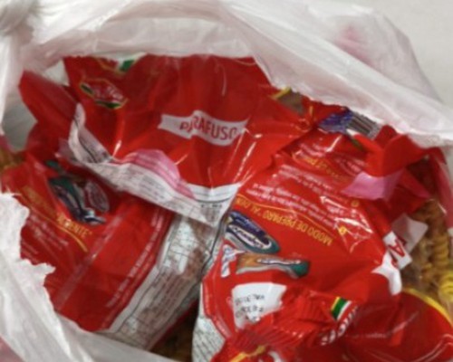 Funcionária terceirizada é presa por furtar macarrão e bolachas em supermercado de Patos de Minas