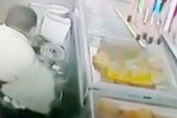 Câmeras flagram homem furtando mercadorias em supermercado de Carmo do Paranaíba