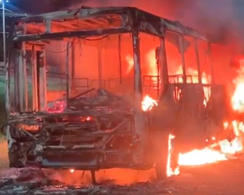 Ônibus é incendiado em São Gotardo e polícia apura possível relação com confronto que deixou dois mortos