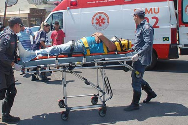 Motociclista vai parar no hospital após bater em carro na Avenida Paracatu