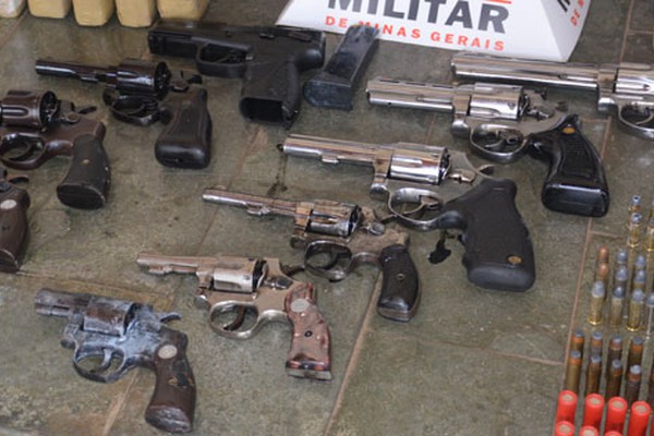 PM apreende 10 armas de fogo e uma grande quantidade de drogas em Patos de Minas 