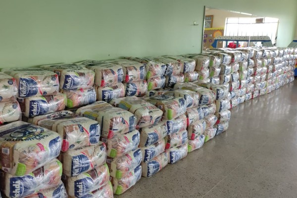 Empresa doa 6 toneladas de alimentos para famílias carentes de Patos de Minas