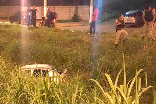 Jovem de 24 anos fica ferido após veículo cair no córrego do monjolo em Patos de Minas