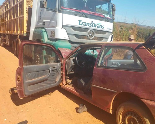 Acidente entre carreta carregada de milho e Gol em estrada rural de Patrocínio deixa feridos