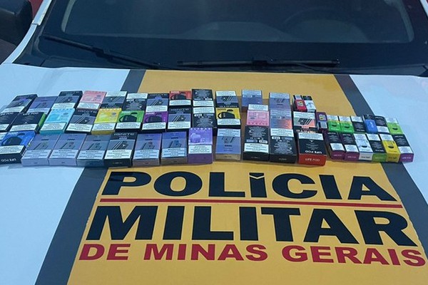 Estudante de direito é preso com dezenas de cigarros eletrônicos e refis na MGC 354, em Patos de Minas