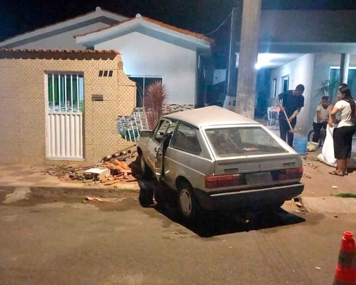 Condutor inabilitado para dirigir carros perde o controle da direção e bate em residências