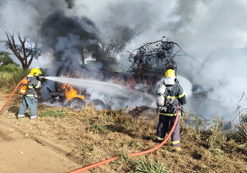 Carreta com óleo vegetal é consumida por incêndio após acidente na BR-365; motoristas saíram ilesos