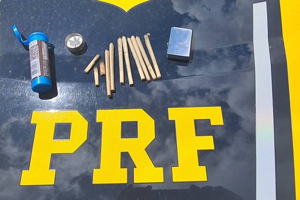 PRF de Patos de Minas flagra jovem de 23 anos com diversos cigarros de maconha colombiana
