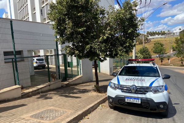 Homem em surto invade o Fórum Olympio Borges, tenta furtar veículos, mas acaba preso