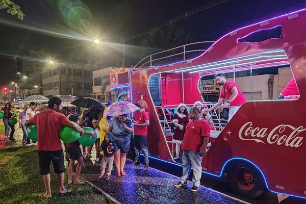 Caravana do Papai Noel e distribuição de bolas e refrigerante movimenta as crianças no centro de Patos de Minas