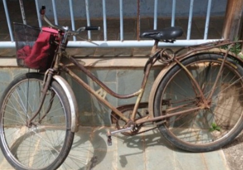PM recupera bicicleta que está há 40 anos com senhor de 76 anos e prende ladrão