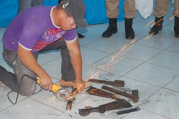 Após culto no Presídio, detento entrega armas de grosso calibre em Patos de Minas