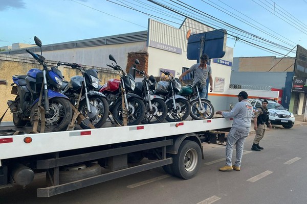 Polícia Militar realiza operação e apreende várias motos barulhentas em Patos de Minas