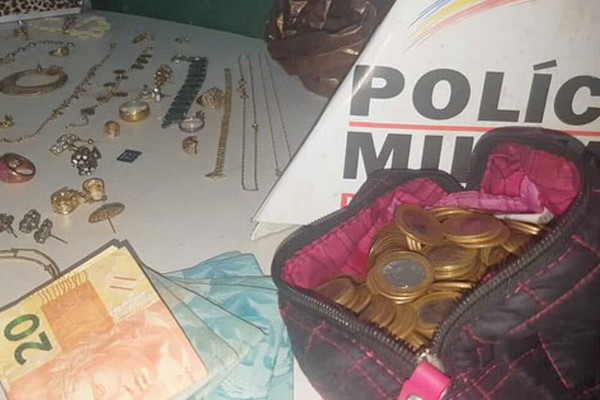 PM cumpre mandado de busca e apreende dezenas de joias e mais de R$6 mil em Patos de Minas
