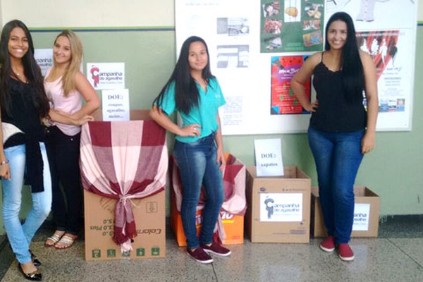 Professora e alunas do Zama Maciel fazem Campanha do Agasalho para ajudar necessitados
