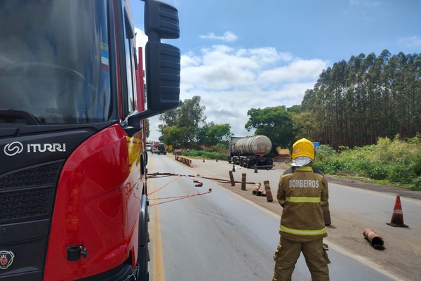 BR 365 tem trânsito liberado, depois de mais de 12 horas de interdição por causa de acidente