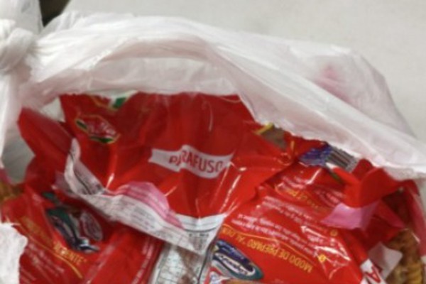 Funcionária terceirizada é presa por furtar macarrão e bolachas em supermercado de Patos de Minas