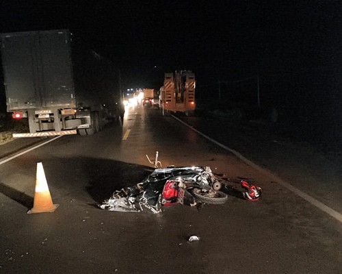 Motociclista morre após bater na traseira de caminhão prancha na BR-365, em Patos de Minas