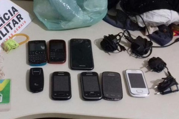 Jovem é preso tentando jogar celulares para dentro de penitenciária em Carmo do Paranaíba